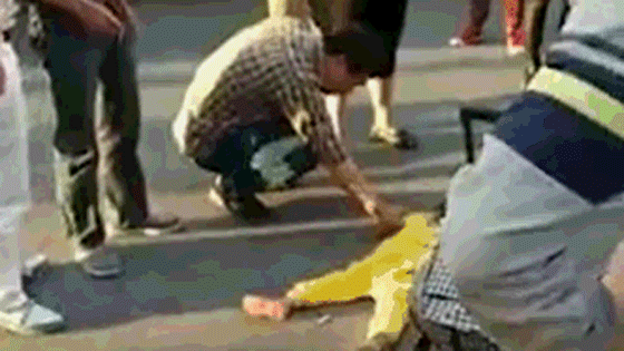 妈妈街头虐踩亲女儿：都是你们害的