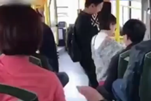 实拍厦门公交一女孩包包磕碰大妈 遭其辱骂脚踢