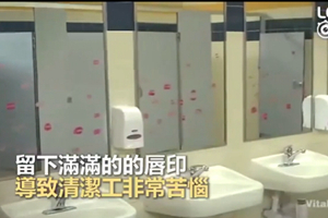 女生洗手间镜子留唇印 清洁工无奈放大招