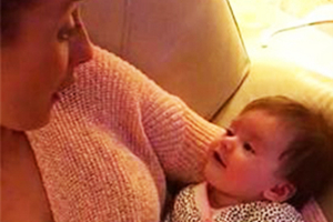 可爱！苏格兰13周大女婴对妈妈说出“我爱你”