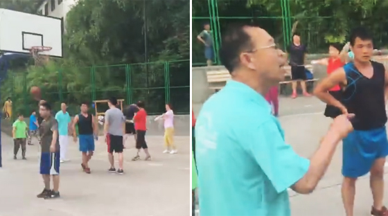 前情：老人占用篮球场跳舞 对年轻人喊“赶紧走”