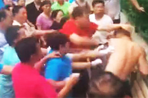 后续：老人为跳舞抢篮球场 与小伙冲突引争议