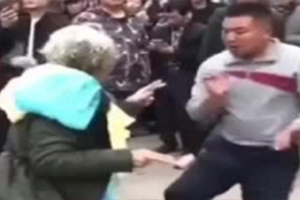 延伸：老奶奶与年轻人在广场上尬舞 动作搞笑