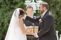 婚礼现场誓言环节 新郎打新娘耳光让宾客惊呆