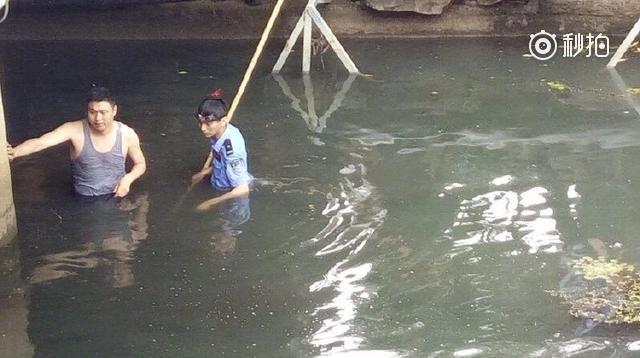 考生误扔准考证 民警英勇跳水捞