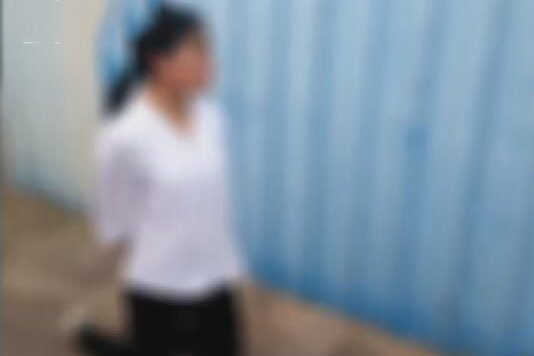 初二女生被扇数十耳光逼迫下跪 打人者摆“剪刀手”