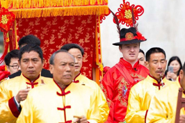 洋小伙老宅中式婚礼娶亲 直播现场百万围观