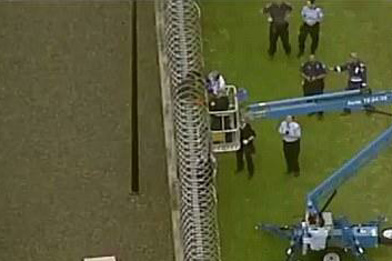 现场：女子越狱卡铁丝网被抓 都怪TA