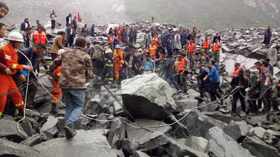 茂县山体垮塌现场发现被埋民众