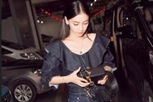 Baby捷克归来首现身 甜美亮相大秀长腿