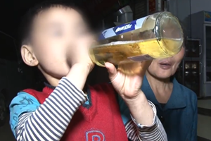 6岁男孩能喝2瓶啤酒 爸爸支持：喝酒有利于交际