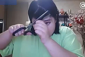 实拍萌妹纸剪刘海失误 被新发型笑傻