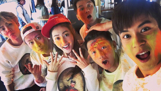 张天爱晒baby热巴可爱自拍