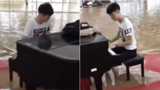 广西一音乐系男生 洪水中弹奏爵士钢琴曲