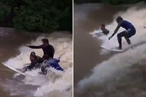 广西一音乐系男生 洪水中弹奏爵士钢琴曲