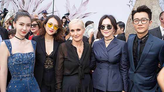 Baby牛仔长裙亮相甜美 与章子怡刘嘉玲黄轩合影