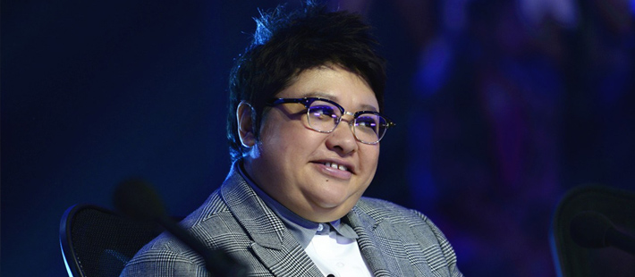 韩红回应表情包：深感悲哀