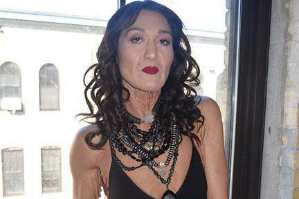 26岁女子患怪病全身皮肤松弛似老人 竟成模特