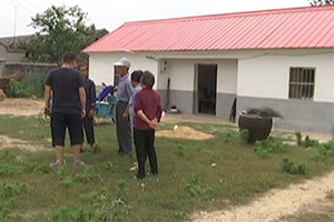 男子杀妻埋尸院中达5年 在家中柿子树下挖出尸骸