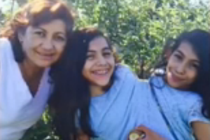 16岁连体姐妹拒做分离手术 问妈妈为何要将我们切半