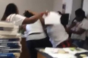 女老师和女助教疯狂厮打 学生无措
