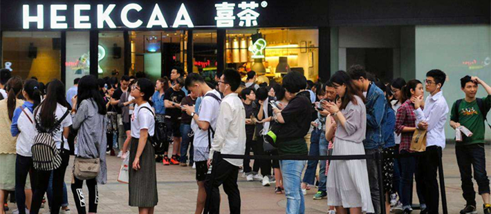 喜茶新店开业排长队是真火爆?