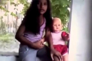 女孩与娃娃合影 下一秒它竟露出诡异目光