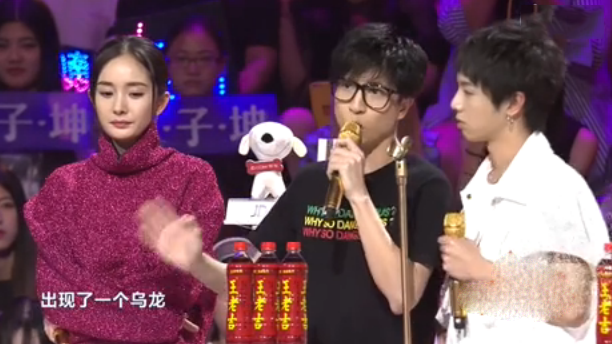 薛之谦摔话筒后重回舞台：刚才是个乌龙