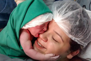 刚出生的婴儿抱着妈妈亲吻 在场医生都看呆了