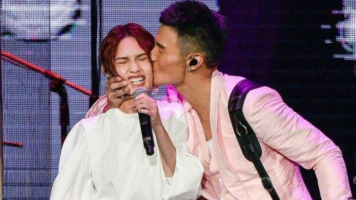 李荣浩演唱会偷亲杨丞琳 亲到脸变形