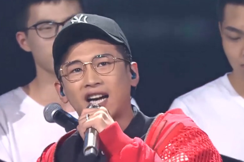 mc天佑喊麦助阵毛不易 杨幂听嗨笑了