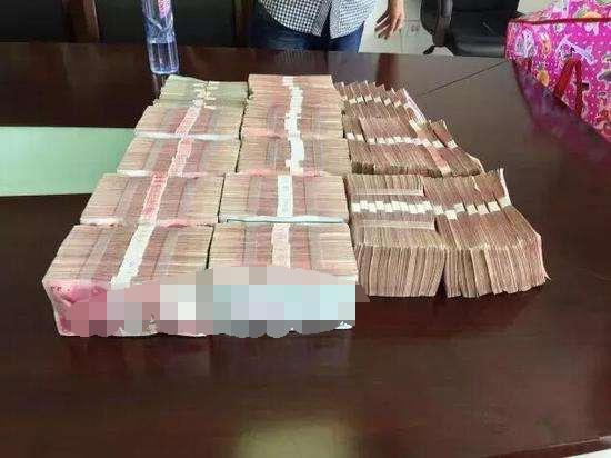 男子被吓了一跳，赶紧打电话给派出所报警！警方也来调查后发现这些钱全是伪钞，估计是跟恶作剧或者某些不法分子有关，现在正要全力侦破。