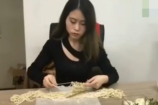 饮水机吃火锅弱爆了！妹子上班针织方便面