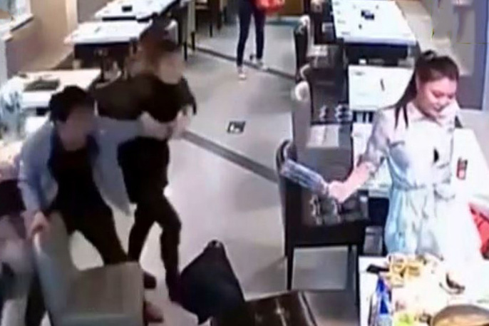 实拍女食客吃火锅引口角 战况激烈互泼锅底