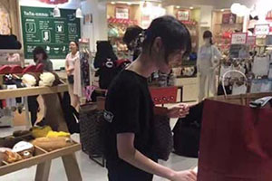 郑爽逛街被粉丝遇到 扎小马尾笑起来太甜