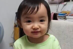 3岁萌娃看自己出生时影片 神奇反应让人泪目_