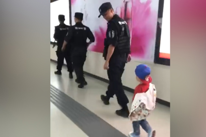 特警爸爸5天没回家 儿子跟后面碎步跑