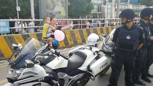 特警执勤 妻儿不便相认隔栏叫声“王警官”