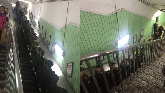军人地铁站整齐划一上电梯