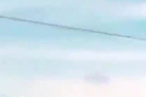 游客拍下盒状UFO 是外星人到访还是玻璃脏了