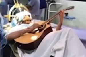 震惊！！！边开颅边弹吉他 印度男子清醒做手术