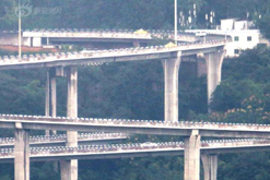 重庆立交桥高耸72米空中 行车刺激如过山车