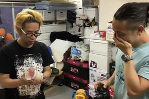 他吃下保存16年的泡面 味道诡异内壁竟有…