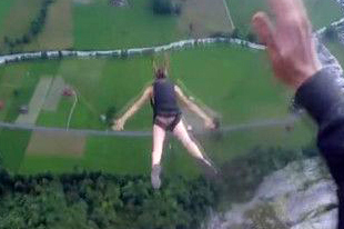 金发辣模另类跳伞 从274米悬崖上一跃而下
