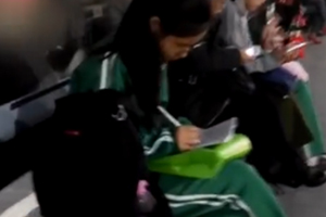 女孩公交写作业给老人让座 老人遭婉拒：写作业要紧