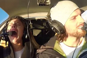 带女友开飞机假装出故障 其实是花式求婚