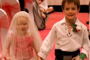 癌症女孩穿上婚纱 与男友办梦幻婚礼完遗愿