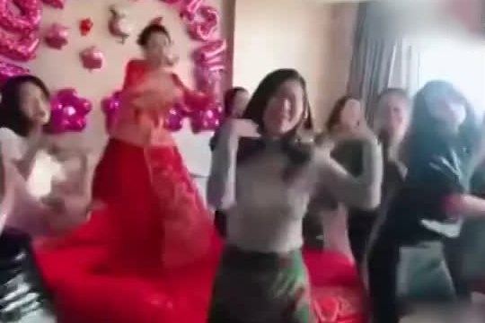 现在的新娘和伴娘们真会玩 你们赢了