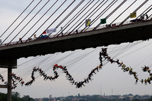 245名蹦极者跳下30米高桥破纪录 空中形成长龙