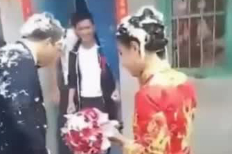 婚闹新人惨遭恶搞 全身被喷白色物体
